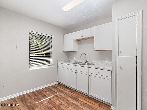 3rd image of 1233 DENAUD Street