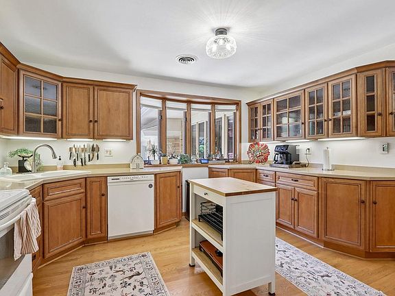3rd image of 3358 Taylor AVENUE
