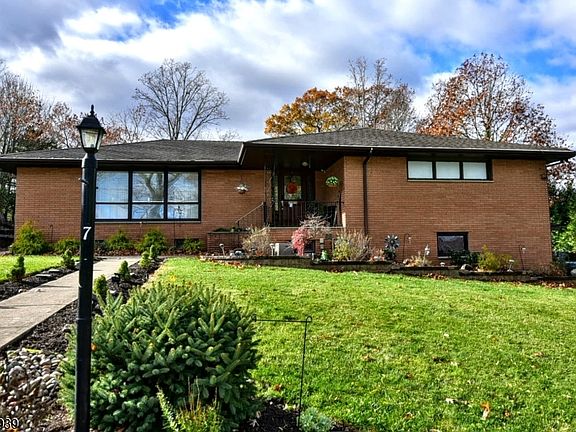 2nd image of 7 Jefferson Pl