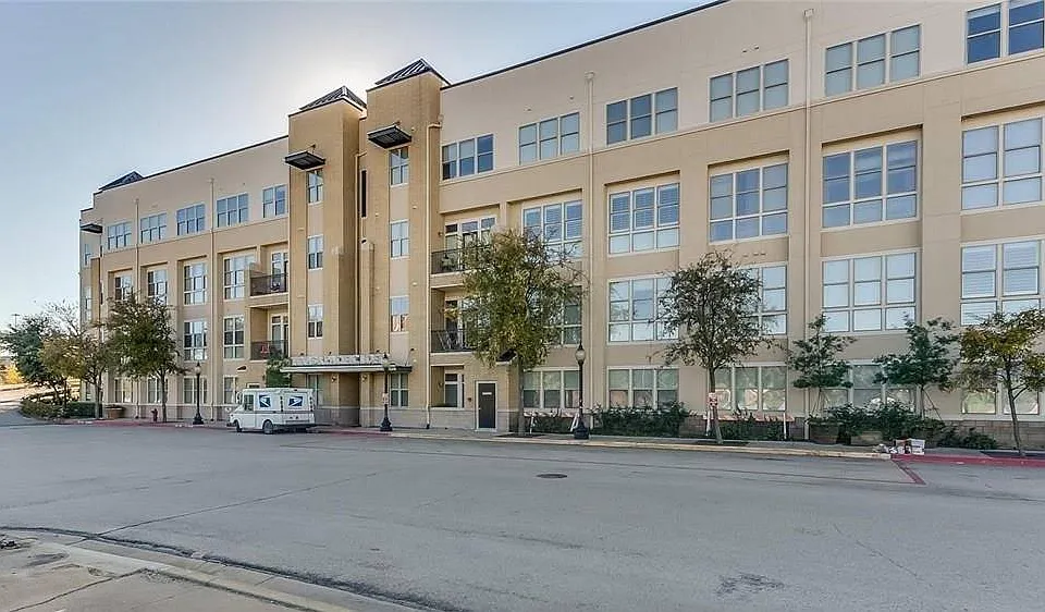 201 W Lancaster Ave #208