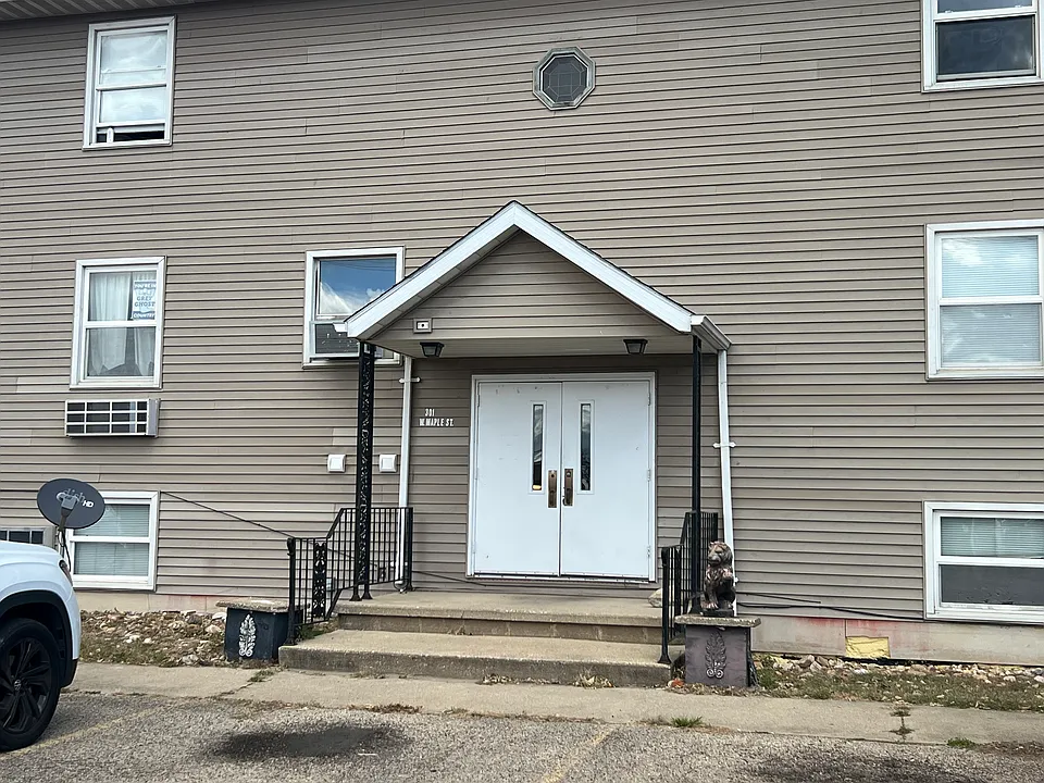 301 W Maple St #1D