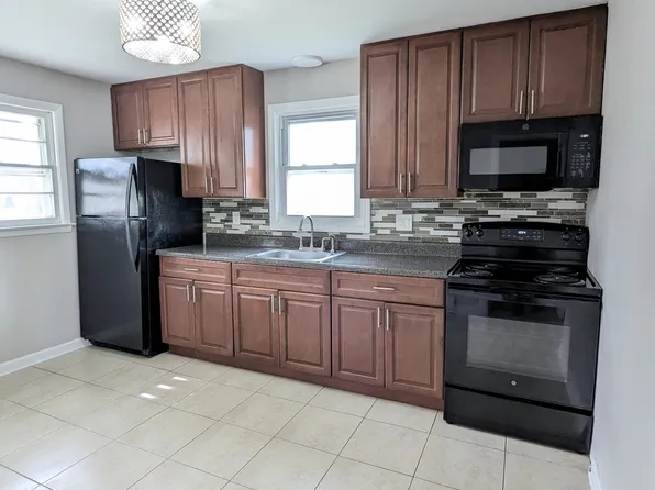 52 Fernwood Ave APT 2, Waterbury, CT 06705