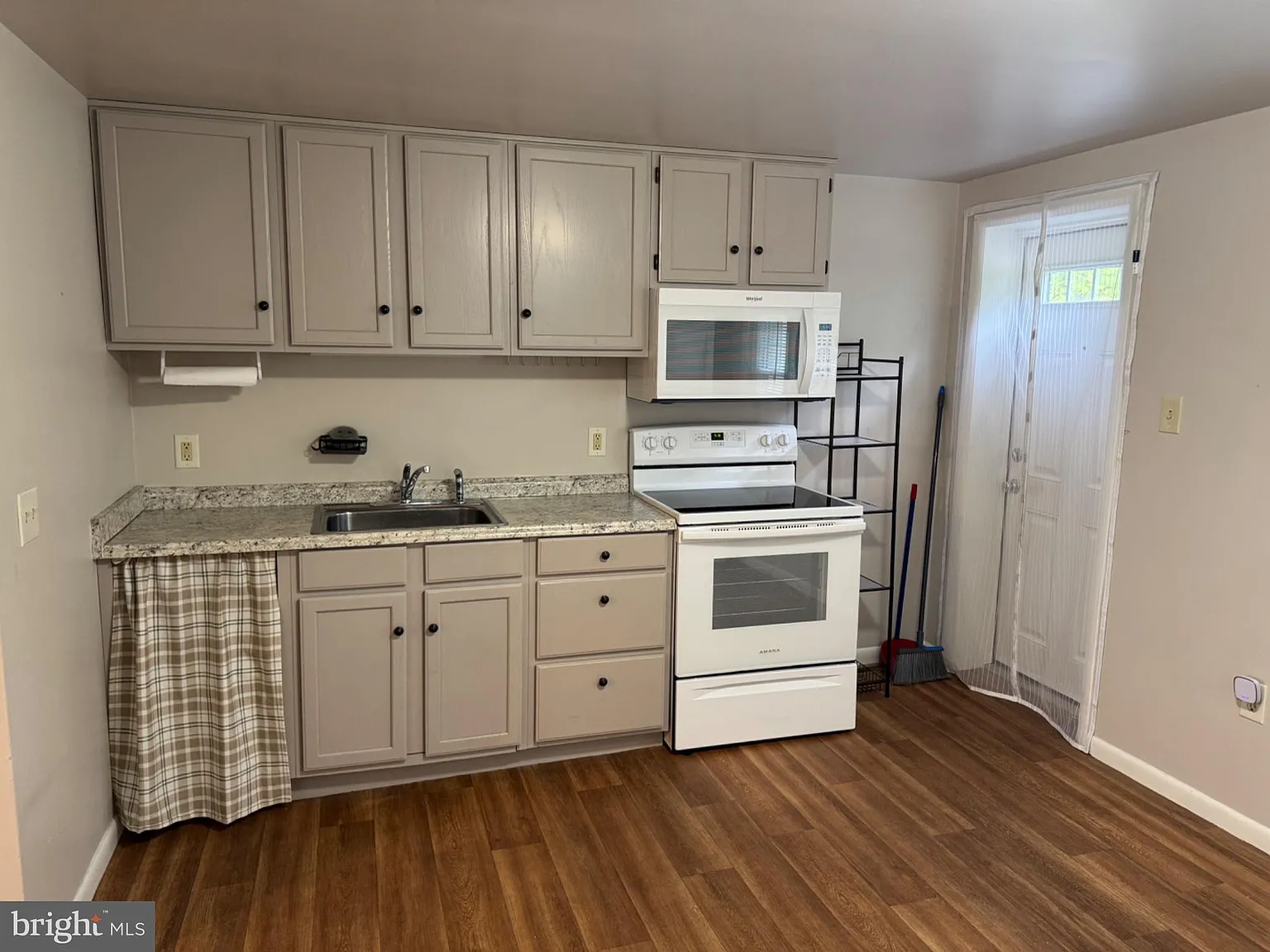2 bed, 1.0 bath, 800 sqft, $1,400 — Photo 1