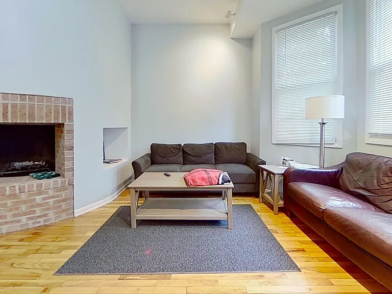916 Roscoe — Photo 1