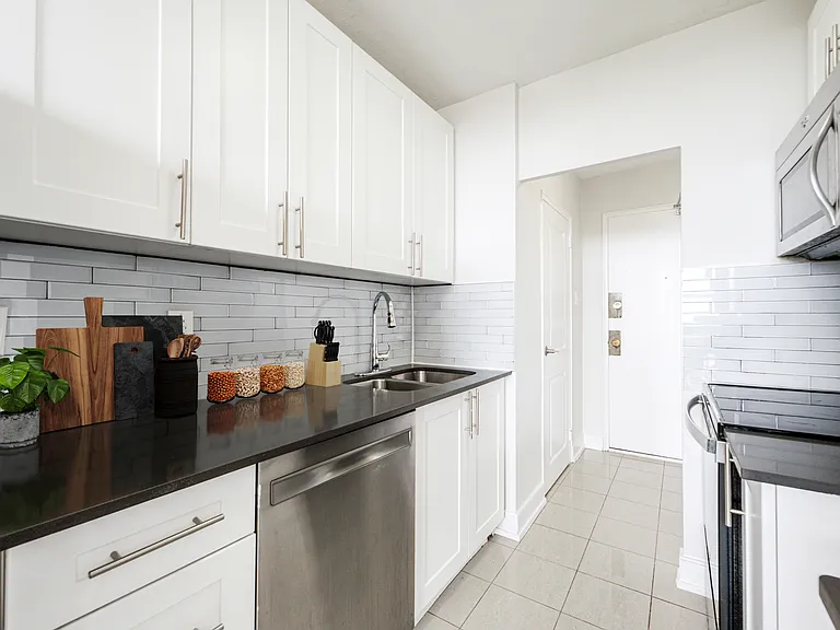 120 Raglan Ave — Photo 6
