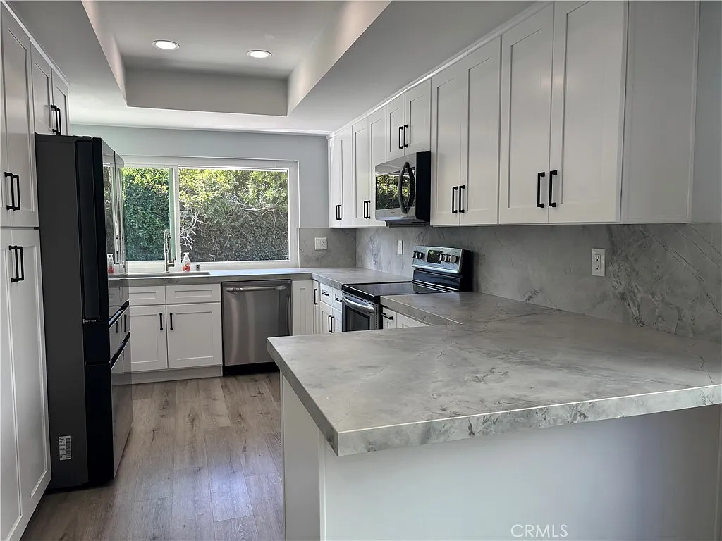 4 bed, 2192 sqft, $5,800 — Photo 4