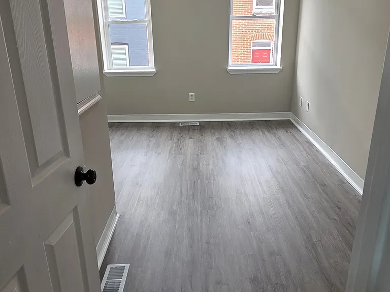 121 N Bradford St — Photo 6