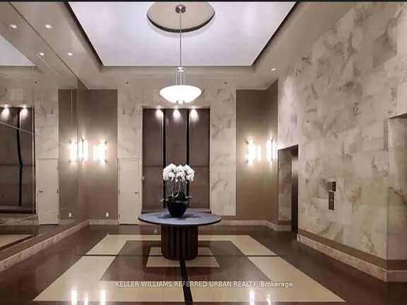3rd image of 8 Park Rd Unit Penthouse 3705
