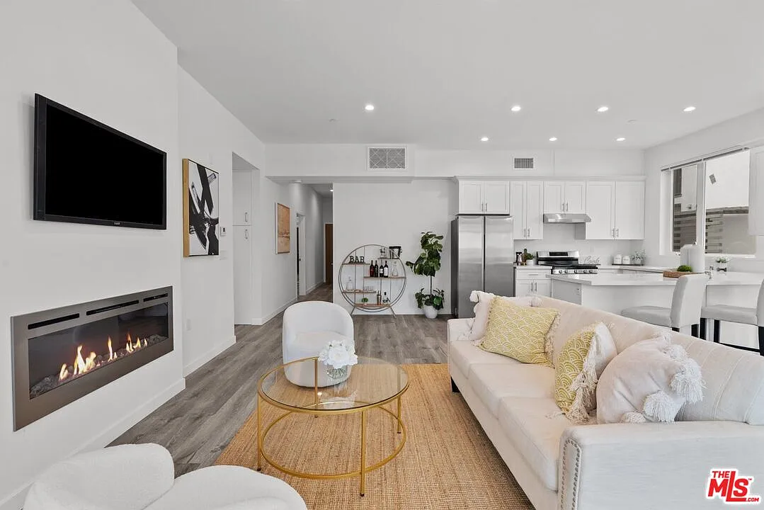 3 bed, 3.0 bath, $4,250 — Photo 4