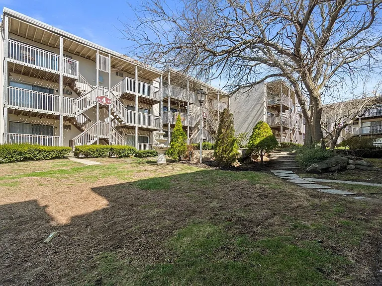 Courtview Square Apartments — Photo 10