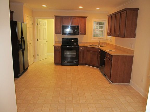 http://www.propertyboss.net/CustomerImages/SWEYER_71385/media/Properties/1091%20Creek%20Bend%20Drive/zsmall_11-12-12%20096.JPG