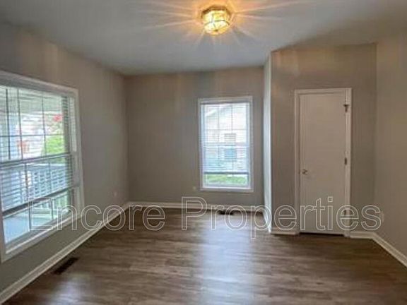 4th image of 1006 Parker St