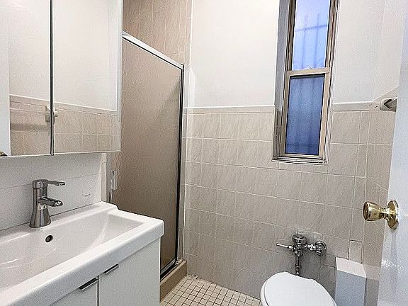5th image of 125 Washington Pl APT 1B