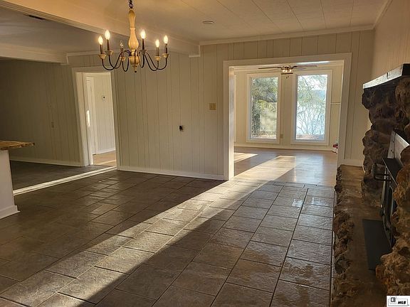 5th image of 135 Sarah Ln