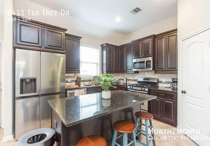 Estate on Tea Tree Dr — Photo 3