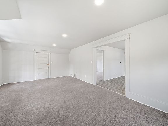 3rd image of 916 Wildwood Ave #2