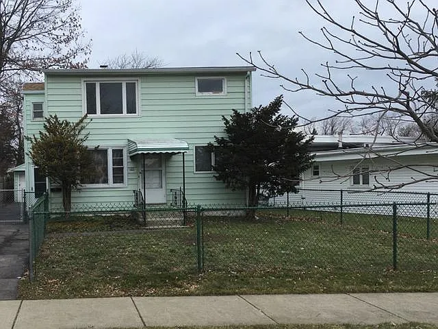 98 Mumford St — Photo 1
