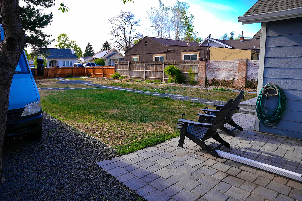 large fully fenced yard - Newton St