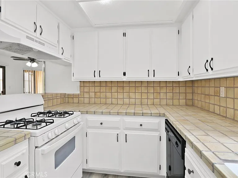 1052 Belmont Ave #B — Photo 6