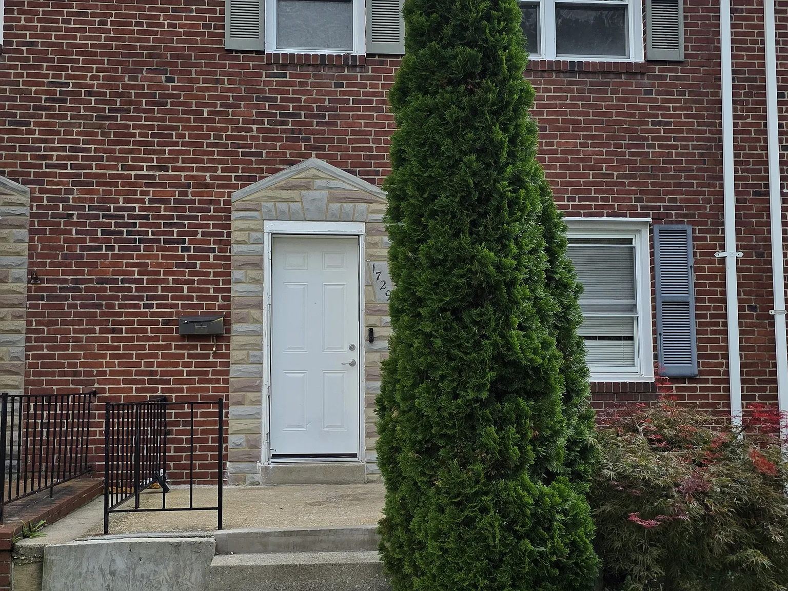 3 bed, 1.5 bath, 1008 sqft, $2,100 — Photo 1