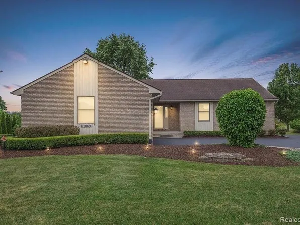 61069 Topsfield Ln, South Lyon, MI 48178