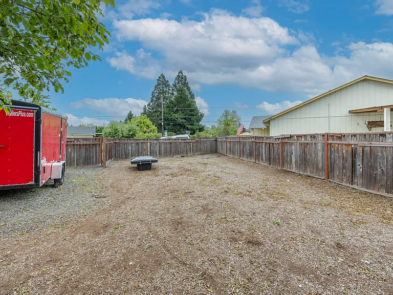 1386 Roundup Dr — Photo 32