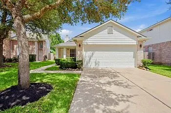 Beautiful 3-Bedroom Home in Sugar Land, TX | Car Garage & Fenced Backyard — Photo 1