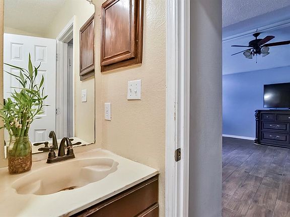 2nd image of 1405 Crest Dr