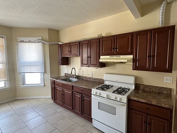 3rd image of 138 Hallock Ave