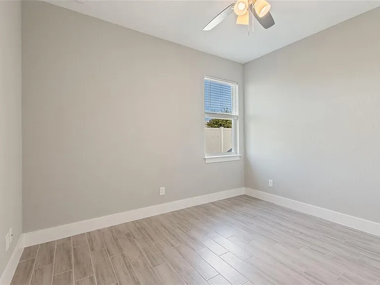 119 Tulip Ln — Photo 14