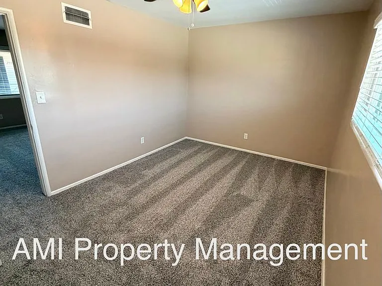One Bedroom Close to Downtown! — Photo 8