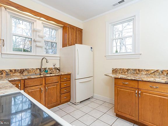 3rd image of 5815 Queens Gate Ct