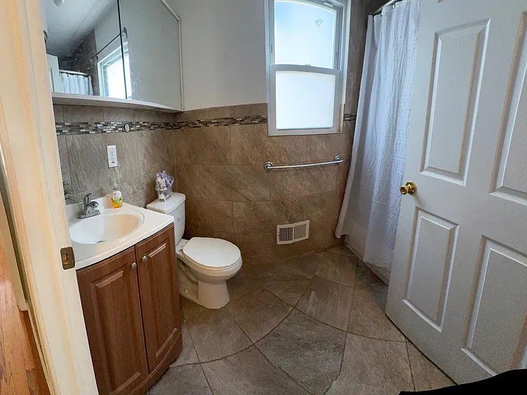847 Bond St — Photo 11