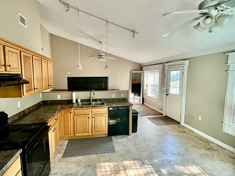 150 Uxbridge Rd #B — Photo 4