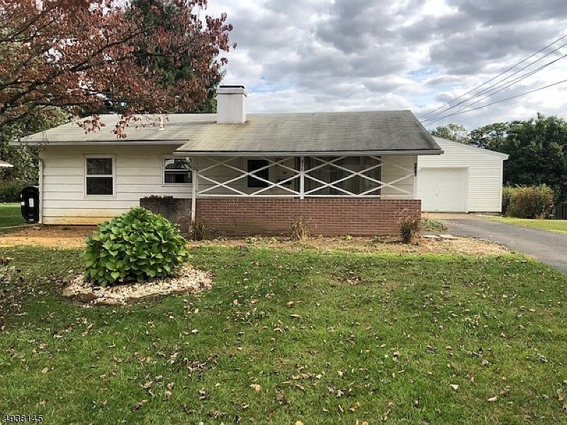 2nd image of 616 Lynda Rd
