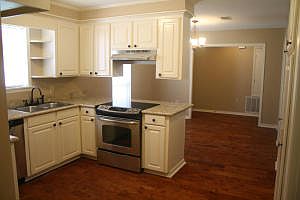3rd image of 108 Elaine Cir