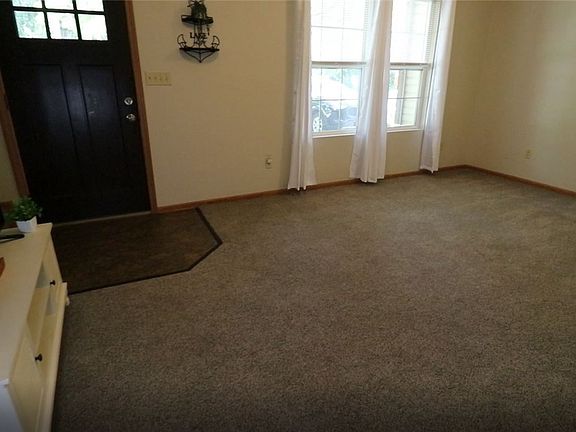 4th image of 2325 Lakeside Dr