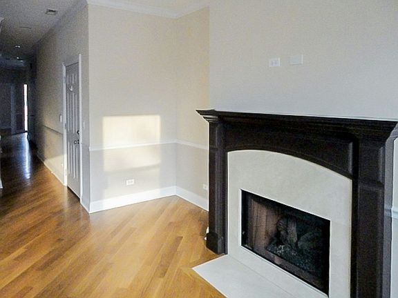 3rd image of 3231 N Kenmore Ave #3S