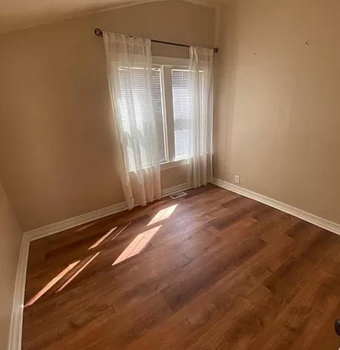 2nd image of 705 Shannon St