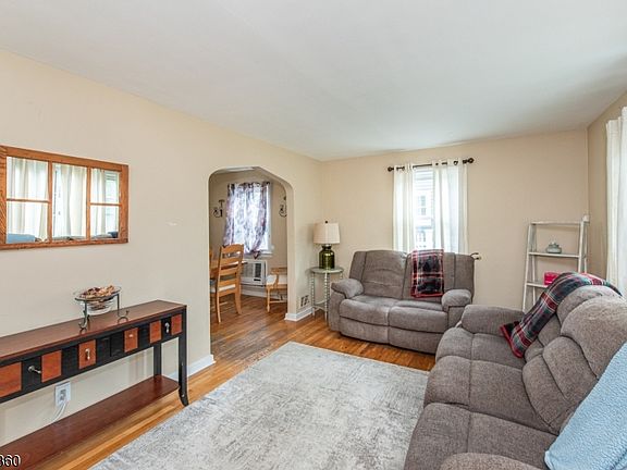 5th image of 19 Brookdale Ave