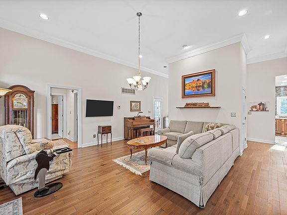 4th image of 552 Woods Bend Dr