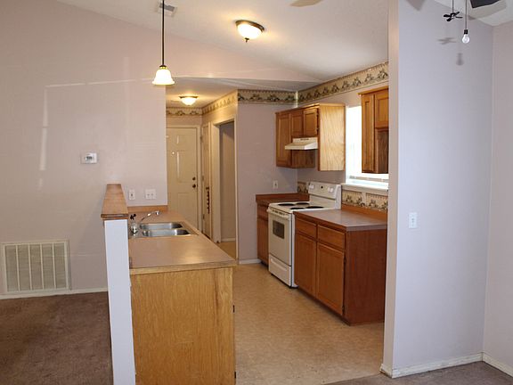 4th image of 6 Lauren Ln