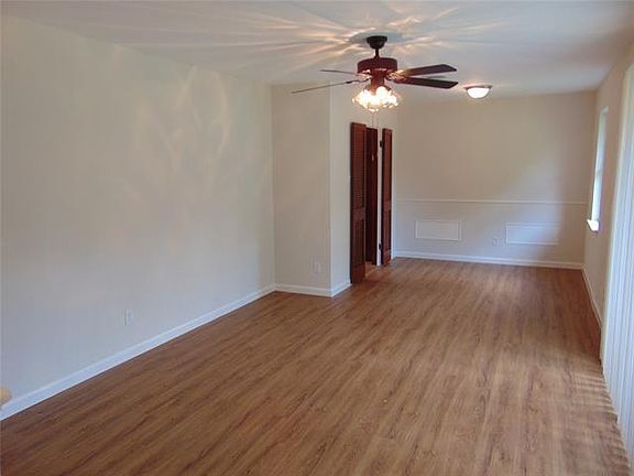 3rd image of 815 Oak Forest Dr