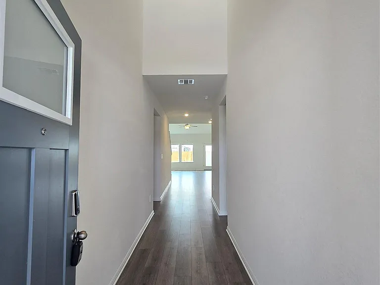 715 Universal Dr — Photo 5