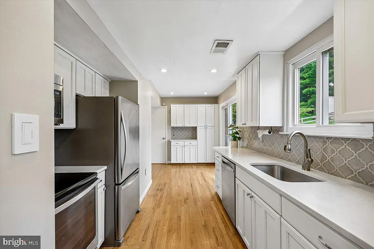 3 bed, 2.5 bath, 1547 sqft, $3,300 — Photo 3