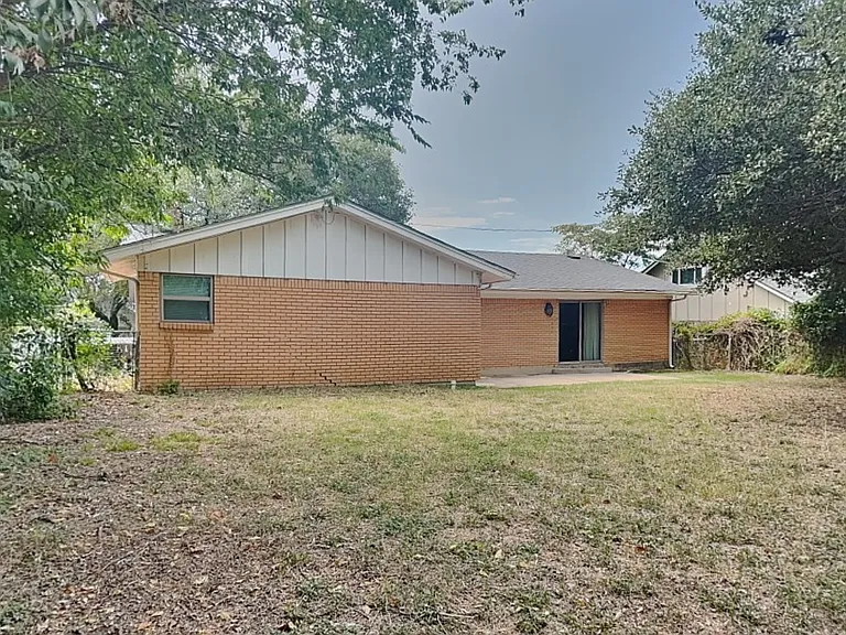 This charming single-story hom