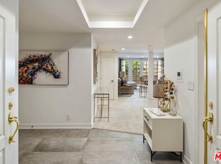 575 S Barrington Ave APT 204, Los Angeles, CA 90049