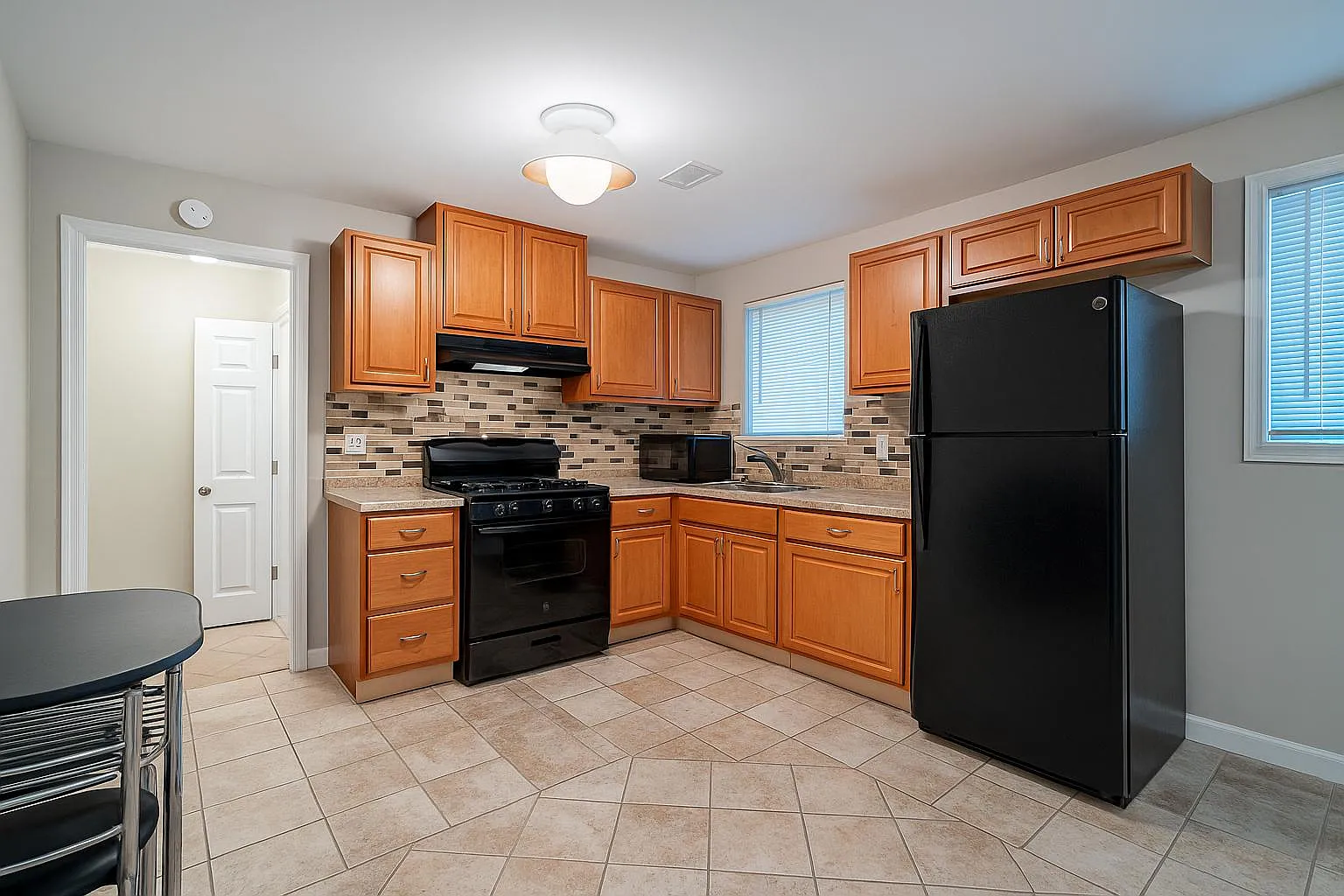 4 bed, 2.0 bath, 1572 sqft, $693 — Photo 3