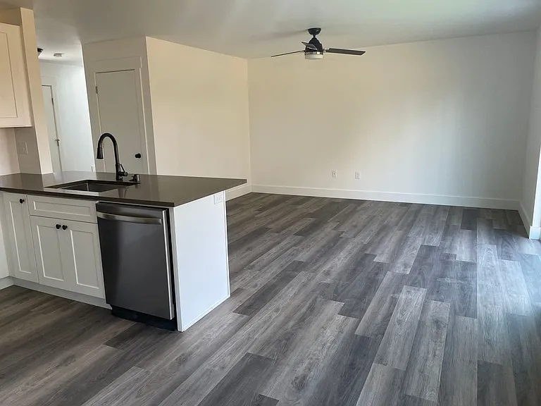 1008 W Charlotte St — Photo 6