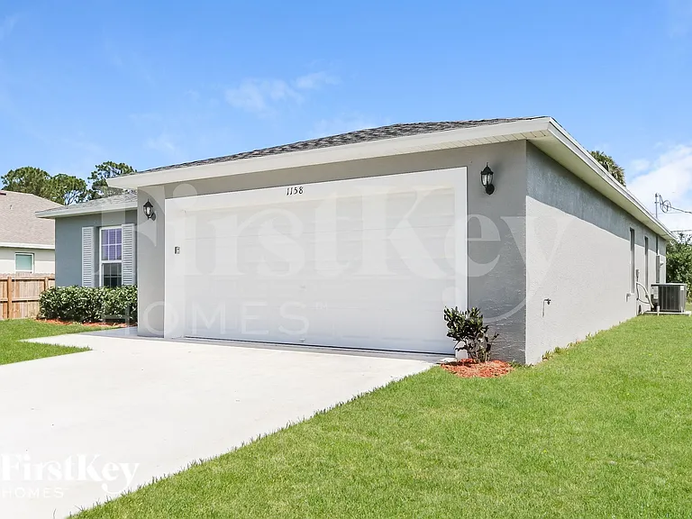 1158 SW Eleuthera Ave — Photo 3